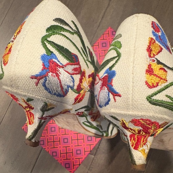 Tory Burch Cream Color Embroidered with Floral Print Kitten Heel Pumps~Like New! - Picture 10 of 12